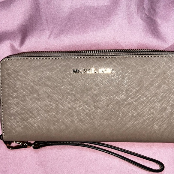 Wristlet Wallet with multiple card holders and pockets - Picture 2 of 8